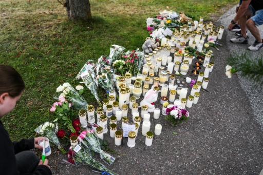 Des bougies et des fleurs disposées devant le lycée où une attaque à l'épée a coûté la vie à une élève de 17 ans et fait trois blessés, le 22 août 2026 à Fagersta, dans le centre de la Suède — Magnus LEJHALL / AFP