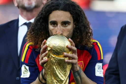 O lateral espanhol, Marc Cucurella, beija o troféu após vencer a final da Copa do Mundo de 2026 contra a Argentina, no estádio de Nova York/Nova Jersey, em East Rutherford, em 19 de julho de 2026. — FRANCK FIFE / AFP