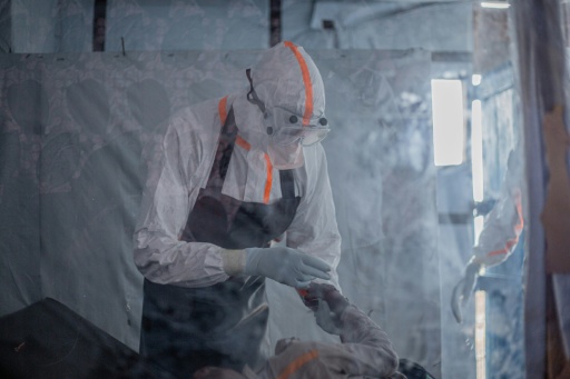 Un médecin soigne un patient atteint d'Ebola au Centre de traitement Ebola de Rwampara, à Bunia, à l’est de la République démocratique du Congo, le 13 juillet 2026 — BENEDICTION MURHABAZI / AFP