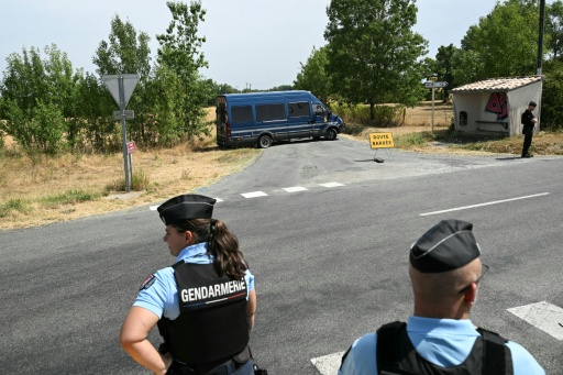 Des gendarmes devant une route bloquée près du site où sont menées des recherches pour retrouver le corps de Delphine Aussaguel, le 16 juillet 2026 à Villenue-sur-Vère, dans le Tarn — Lionel BONAVENTURE / AFP