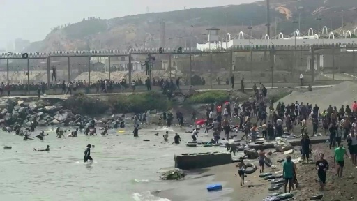 España envía al ejército al enclave de Ceuta por la entrada masiva de migrantes desde Marruecos — Hicham RAFIH, AFPTV STRINGER, Lucía DIAZ, Ignacio OLVEIRA, Leonardo NIÑO