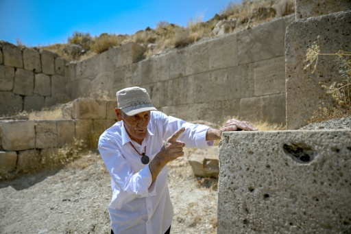 Mehmet Kusman, qui parle la langue d'Urartu, contemple les vestiges de la forteresse de Cavustepe, près de Van, dans l'est de la Turquie, le 22 juillet 2026 — Ozan KOSE / AFP