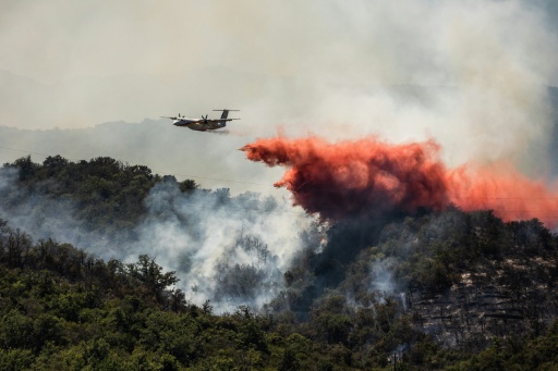 Un avion Dash Q400-MRE de la Sécurité civile largue du produit retardant sur un incendie de forêt qui fait rage près de la commune de Bouleternère, dans les Pyrénées-Orientales, le 6 juillet 2026