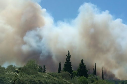 La fumée d'un feu de forêt aux abords de Lédenon, près de Nîmes, le 5 juillet 2026 dans le Gard