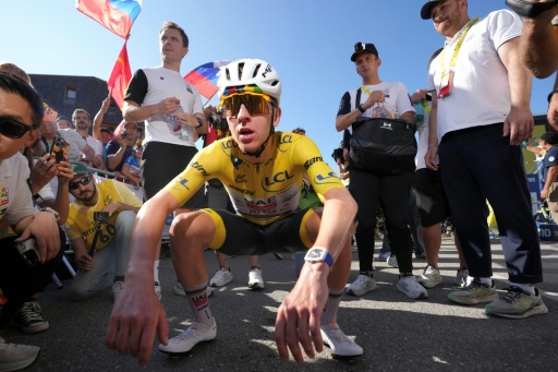 Pogacar, pedal de hierro en guante de seda