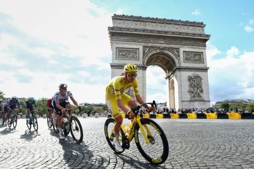 El corredor esloveno del UAE Team Emirates - XRG, Tadej Pogacar, en uno de los pasos por el Arco del Triunfo de París, en la 21ª y última etapa del Tour de Francia, el 26 de julio de 2026 — Anne-Christine POUJOULAT / AFP