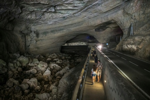 Des visiteurs dans la grotte du Mas d'Azil, en Ariège, le 5 août 2026 — Ed JONES / AFP