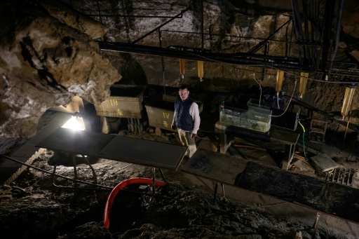 Olivier Guillaume, ingénieur de recherche au CNRS, pose le 8 juillet 2026 dans la grotte-laboratoire de Moulis, en Ariège — Lionel BONAVENTURE / AFP