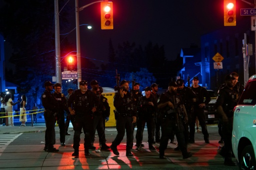 La police se déploie sur les lieux d'une fusillade à Toronto, le 11 juillet 2026