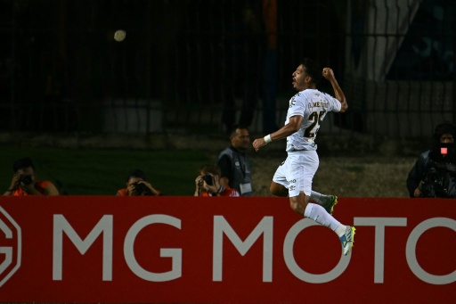 Gabriel Menino celebra un gol de Santos ante la Universidad Central de Venezuela en la Copa Sudamericana el 21 de julio de 2026 en Valencia, Venezuela — Federico PARRA / AFP