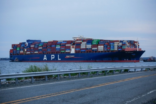 Un buque cargado de contenedores parte del Puerto Liberty, en Bayonne (Nueva Jersey, EEUU), el 24 de julio de 2026 — Kena Betancur / AFP