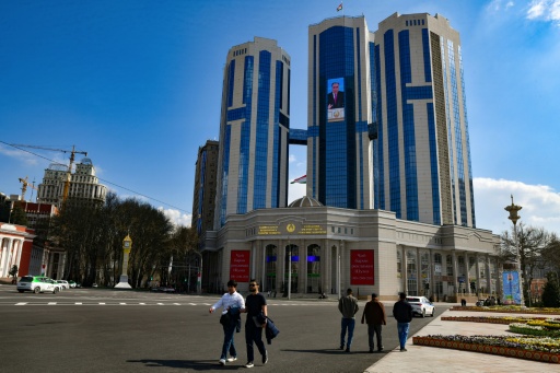 صورة للرئيس الطاجيكي إمام علي رحمون على مبنى في العاصمة دوشانبي في 20 آذار/مارس 2026
