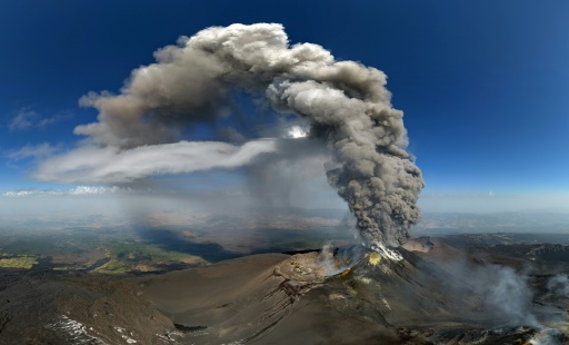Erupción del Etna obliga a suspender llegadas a un aeropuerto de Sicilia