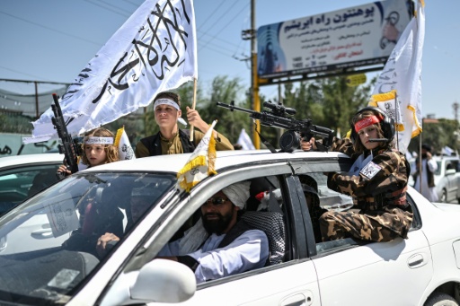 Des membres de forces de sécurité talibanes lors des célébrations des cinq ans du retour au pouvoir en Afghanistan de ce mouvement ultra-rigoriste, le 15 août 2026 à Kaboul — Wakil KOHSAR / AFP