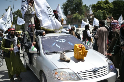 Un faux bidon d'explosif sur le capot d'une voiture lors des célébrations des cinq ans du retour au pouvoir en Afghanistan du mouvement ultra-rigoriste taliban, le 15 août 2026 à Kaboul — Wakil KOHSAR / AFP