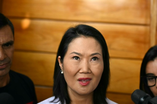 La candidata a la presidencia de Perú por el partido Fuerza Popular, Keiko Fujimori, habla con la prensa en la entrada de su residencia en Lima el 11 de junio de 2026 — Ernesto Benavides / AFP