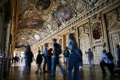 Galeria que sofreu assalto reabre no Louvre sem nada para roubar