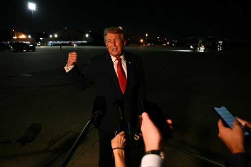 El presidente de EEUU, Donald Trump, habla con unos reporteros tras aterrizar el 11 de agosto de 2026 en la Base de Andrews, en Maryland — Jim Watson / AFP
