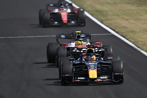 Le pilote néerlandais de Red Bull, Max Verstappen, suivi du pilote britannique de Ferrari, Lewis Hamilton, lors du Grand Prix de Hongrie de Formule 1, à Mogyorod, le 26 juillet 2026 — Attila KISBENEDEK / AFP