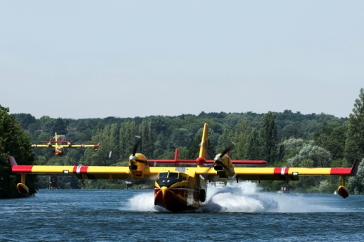 The planes scoop up thousands of liters of water in seconds by gliding along lake surfaces — Thomas SAMSON / AFP