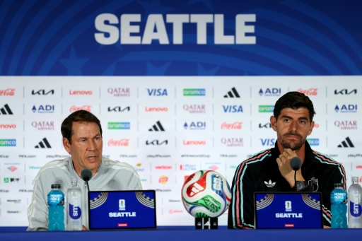 Rudi Garcia (izquierda), seleccionador de Bélgica, junto a Thibaut Courtois en una conferencia de prensa el 5 de julio de 2026 en Seattle