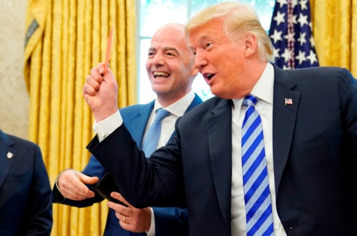 El presidente de Estados Unidos, Donald Trump, bromea junto a Gianni Infantino, jefe de la FIFA, mostrando una tarjeta roja a periodistas en la Casa Blanca en 2018