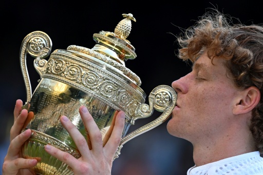 Jannik Sinner beija o troféu de campeão de Wimbledon após defender com sucesso seu título ao vencer a final contra Alexander Zverev em Londres, em 12 de julho de 2026.