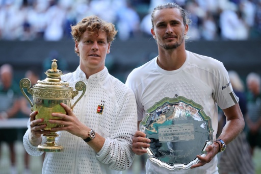 Jannik Sinner (à esquerda) posa com o troféu de campeão de Wimbledon ao lado de Alexander Zverev