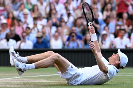 Jannik Sinner se joga no chão após vencer a final de Wimbledon.