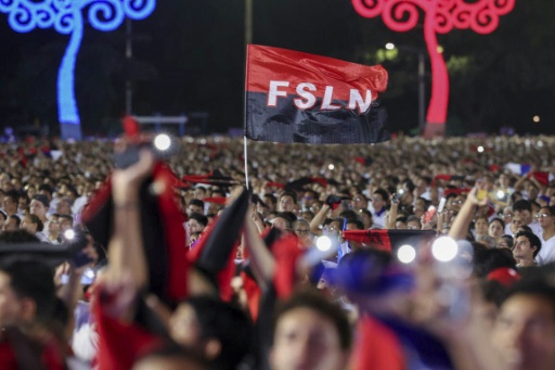 Esta fotografía, difundida por el gobierno de Nicaragua a través del medio de comunicación oficial El 19 Digital, muestra a seguidores con una bandera del Frente Sandinista de Liberación Nacional (FSLN) en un acto para conmemorar el 47 aniversario de la Revolución nicaragüense en Managua, el 19 de julio de 2026 — Cesar PEREZ / AFP