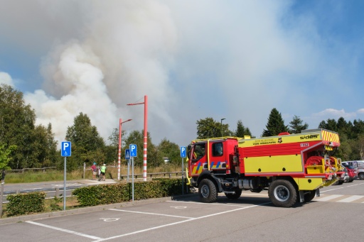 Des pompiers mobilisés contre un incendie dans les Hautes Fagnes, en Belgique, le 14 août 2026 — NICOLAS LAMBERT / AFP
