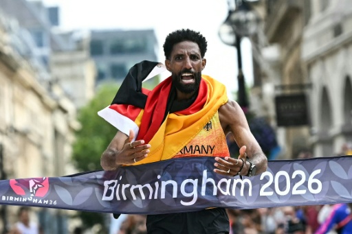 El alemán Amanal Petros celebra su victoria en el maratón del Europeo de atletismo de Birmingham (Reino Unido), el 16 de agosto de 2026 — Paul ELLIS / AFP