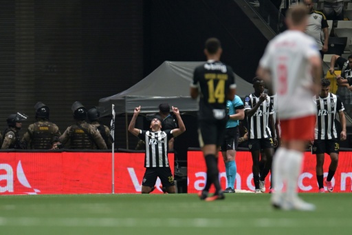 El argentino Tomás Cuello celebra su gol que le dio la clasificación al Atlético Mineiro a cuartos de final de la Copa Sudamericana, al empatar con el Red Bull Bragantino el 19 de agosto de 2026 en Belo Horizonte, Brasil — DOUGLAS MAGNO / AFP