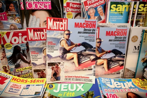 La couverture de la une de "Paris Match" montrant le président Emmanuel Macron faisant du jet-ski, photographiée le 14 août 2026 — SIMON WOHLFAHRT / AFP