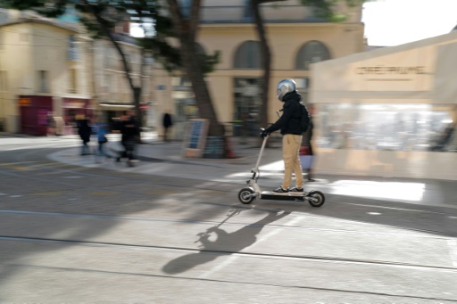 Trottinettes électriques: casque et gilet réfléchissant obligatoires dans l'agglomération parisienne