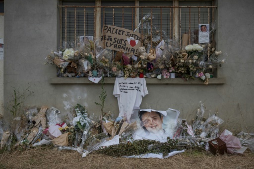Des fleurs et des messages déposés devant un silo agricole où a été retrouvé le corps de la collégienne Lyhanna, le 16 juin 2026 à Puycasquier, dans le Gers — Ed JONES / AFP