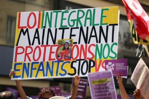 Manifestation contre les violences sexuelles faites aux femmes et aux enfants, le 4 juillet 2026 à Paris — ROMAIN PERROCHEAU / AFP