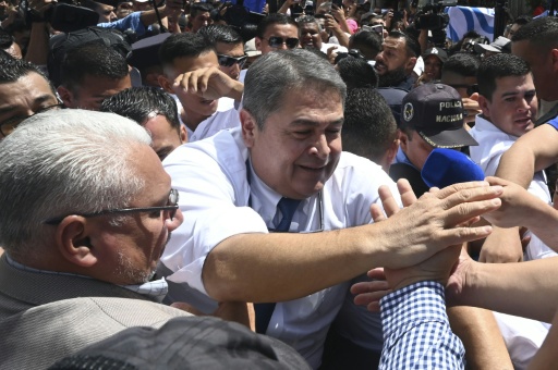 Ex-presidente hondurenho indultado pelos EUA vai se defender em liberdade