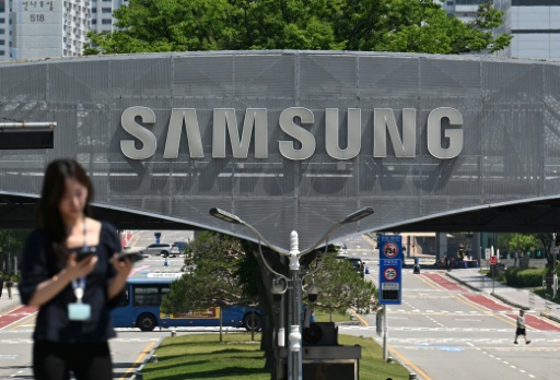 Frenzied global demand for advanced memory chips has helped South Korean semiconductor giants post record profits