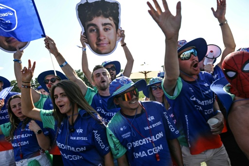 Fans of Paul Seixas cheered on the French teenage hope as he closed in on the young rider's white jersey — Loic VENANCE / AFP