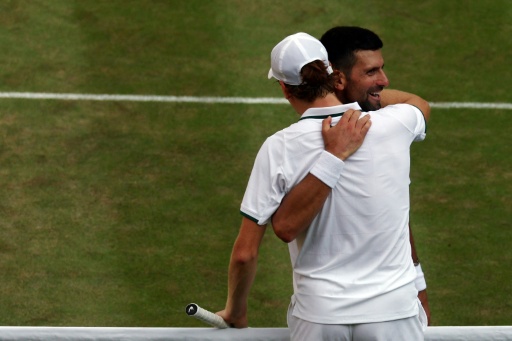 Jannik Sinner (de costas) é cumprimentado por Novak Djokovic após a vitória de Sinner nas semifinais de Wimbledon, em Londres, no dia 10 de julho de 2026.