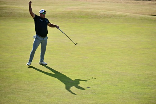 Ryan Fox celebrates sinking the putt on the final green to win the British Open at Birkdale — Ben STANSALL / AFP