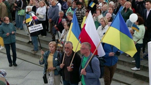 Des manifestants se rassemblent à Varsovie pour célébrer la fête de l'indépendance ukrainienne