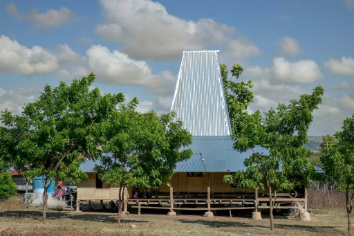 Casa tradicional de la isla de Sumba con su techo en forma de cono, el 23 de junio de 2026 — BAY ISMOYO / AFP