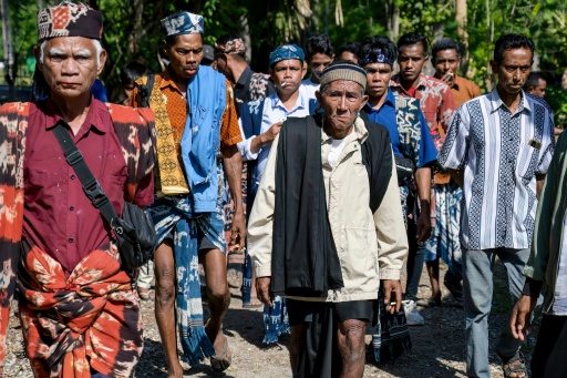 Invitados vestidos con prendas tradicionales en Sumba, para el funeral de un noble en la isla indonesia, el 26 de junio de 2026 — BAY ISMOYO / AFP