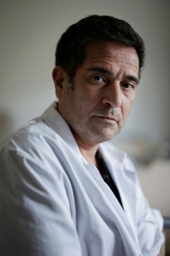 Le psychiatre hospitalier Fayçal Mouaffak, fondateur du Centre renforcé d'urgences psychiatriques au sein de l'hôpital Delafontaine à Saint-Denis en Seine-Saint-Denis, y pose pour un portrait le 17 juin 2026 — Simon WOHLFAHRT / AFP