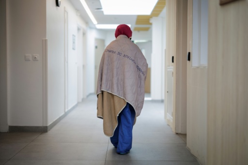 Une patiente déambule dans le couloir du Centre renforcé d'urgences psychiatriques à l'hôpital Delafontaine de Saint-Denis en Seine-Saint-Denis, dispositif pionnier conçu pour apaiser les patients arrivés en crise aux urgences générales, le 17 juin 2026 — Simon WOHLFAHRT / AFP