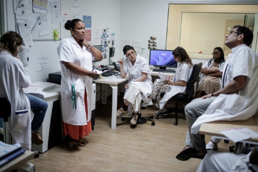 Réunion des soignants au Centre renforcé d'urgences psychiatriques, au sein de l'hôpital Delafontaine de Saint-Denis en Seine-Saint-Denis, avec le dr Fayçal Mouaffak, chef de secteur, assis à droite, et la dr Nadia Cheffi, cheffe du Crup, assise au centre, le 17 juin 2026 — Simon WOHLFAHRT / AFP
