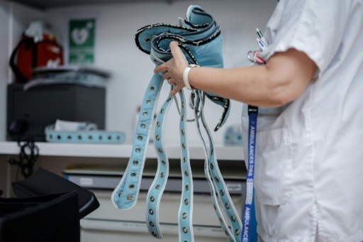 Une soignante manipule des sangles au Centre renforcé d'urgences psychiatriques à l'hôpital Delafontaine de Saint-Denis en Seine-Saint-Denis, où la consigne est de n'utiliser la contention qu'en tout dernier recours, le 17 juin 2026 — Simon WOHLFAHRT / AFP