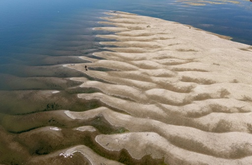 Vue aérienne du Danube découvrant des bancs de sable en raison de la sécheresse à Batina, dans le nord-est de la Croatie — MARKO PERKOV / AFP